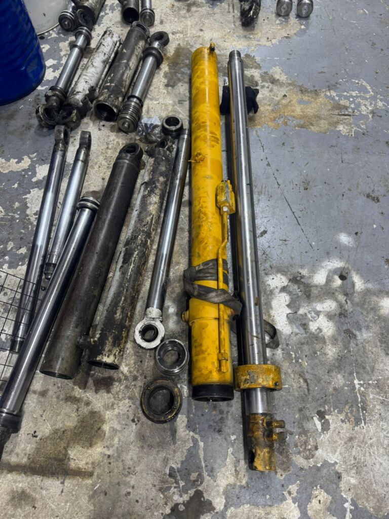 Atölyede conta kontrolü için sökülmüş hidrolik silindirler